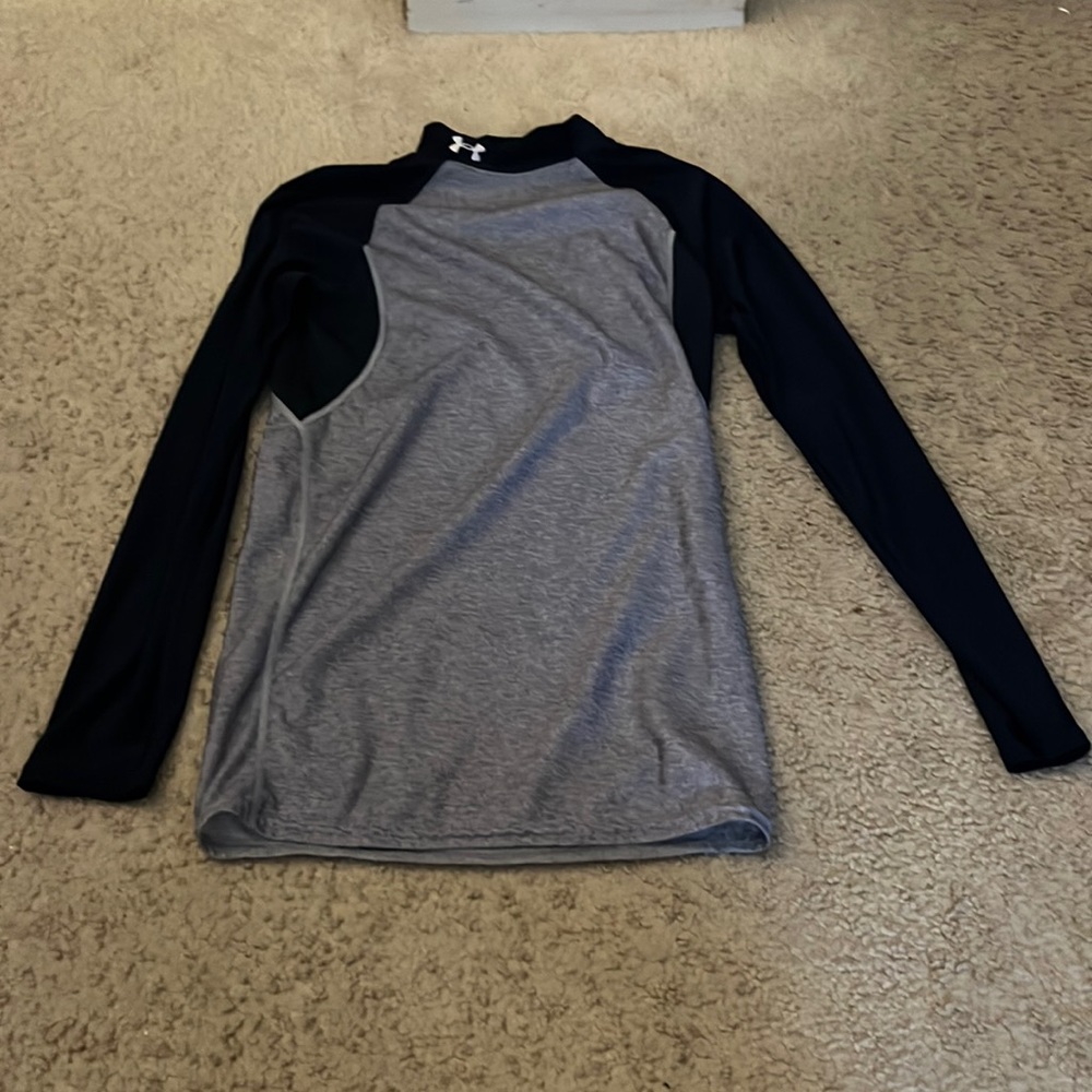 black and grey long sleeve Under Armor shirt